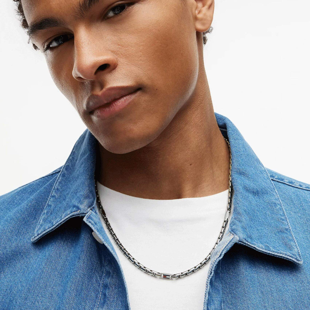 Ανδρικό κολιέ Tommy Hilfiger 2790672 φορεμένο σε ασημί χρώμα.