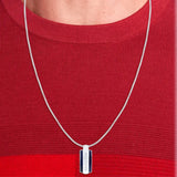 Ανδρικό κολιέ Tommy Hilfiger ασημί με μπλε λεπτομέρειες και ορθογώνιο κρεμαστό στοιχείο.