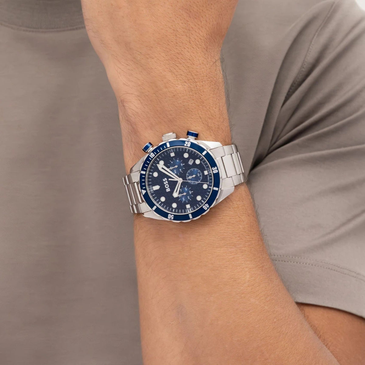 Ανδρικό ρολόι Boss Chronomatix 1514338 με ασημί μπρασελέ και μπλε καντράν φορεμένο στον καρπό