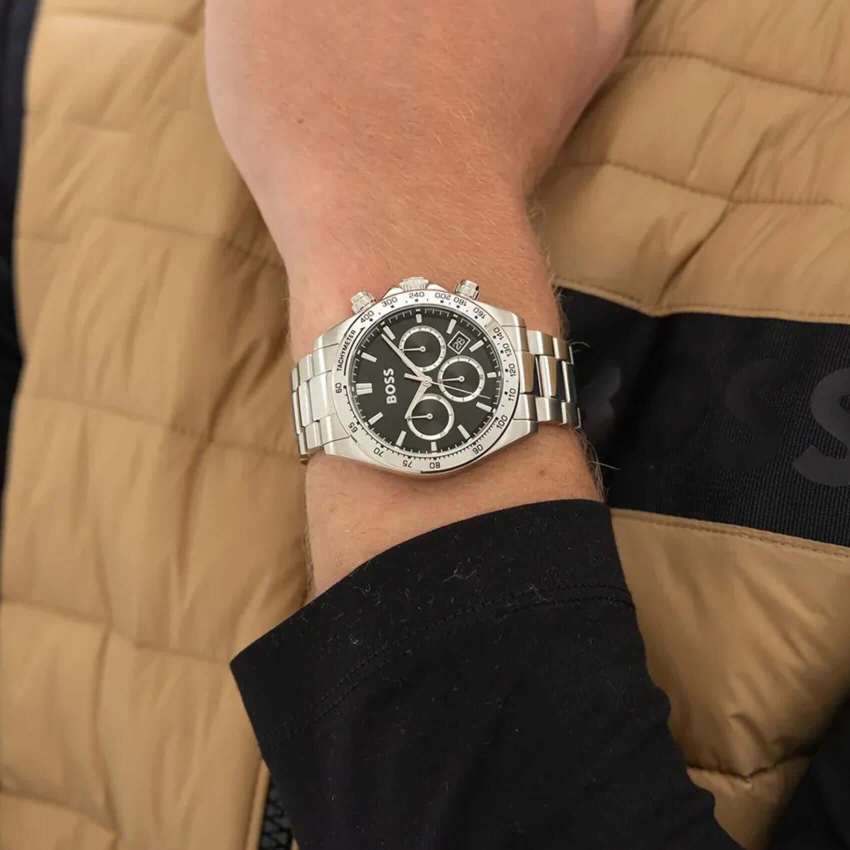 Ανδρικό ρολόι Boss Hero 1514267 φορεμένο με ασημί μπρασελέ από ανοξείδωτο ατσάλι και μαύρο καντράν.