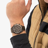 Ανδρικό ρολόι Boss Hero 1514271 φορεμένο με μαύρο μπρασελέ από ανοξείδωτο ατσάλι και μαύρο καντράν.