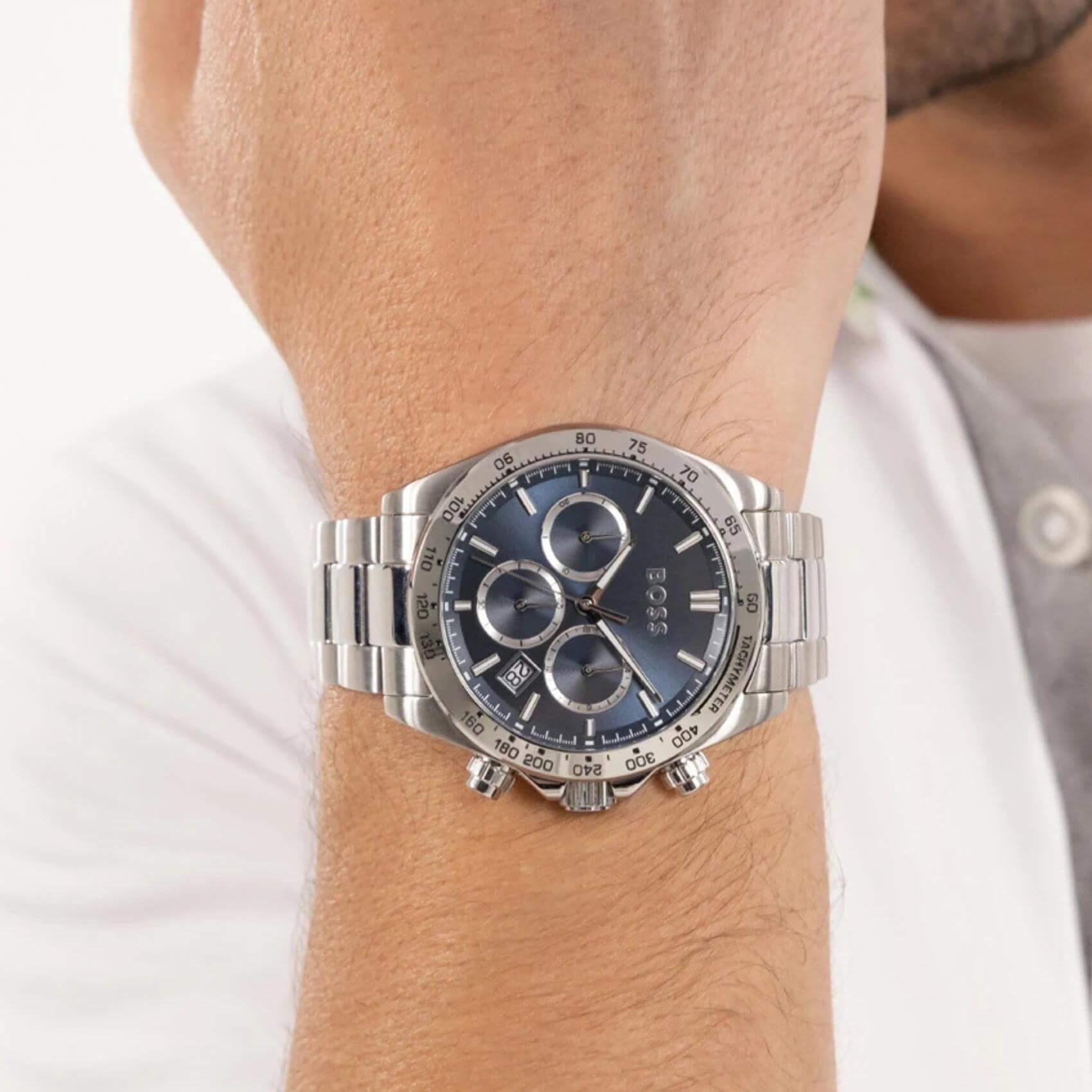 Ανδρικό ρολόι Boss Hero 1514315 φορεμένο με ασημί μπρασελέ από ανοξείδωτο ατσάλι και μπλε καντράν.