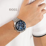 Ανδρικό ρολόι Boss Sealiner 1514322 φορεμένο με ασημί μπρασελέ από ανοξείδωτο ατσάλι και μπλε καντράν.