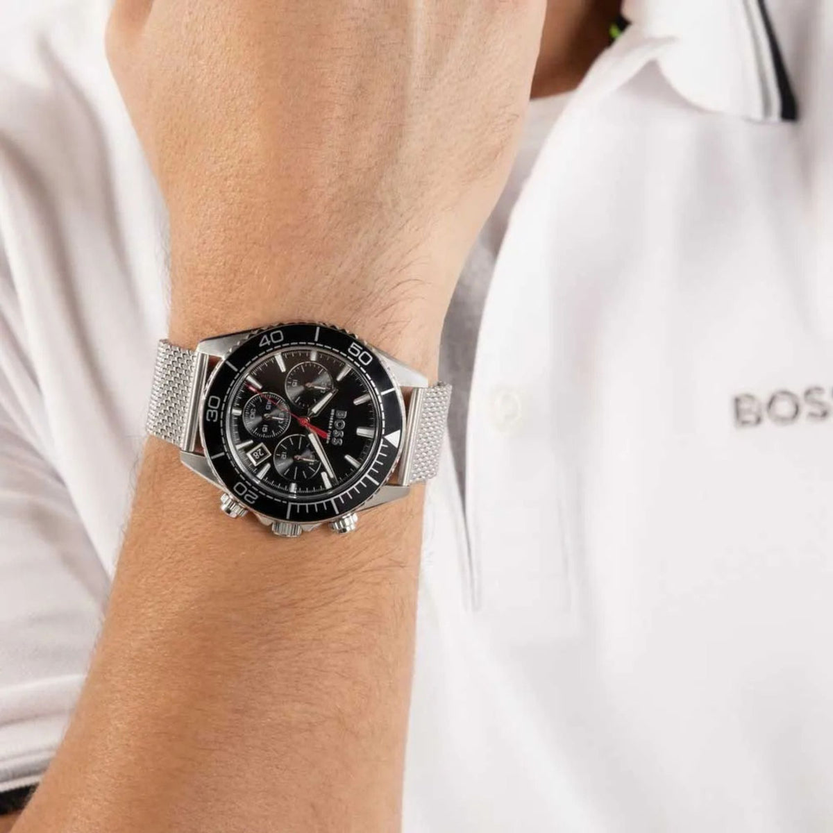 Ανδρικό ρολόι Boss Sealiner 1514324 με ασημί μπρασελέ και μαύρο καντράν φορεμένο στον καρπό
