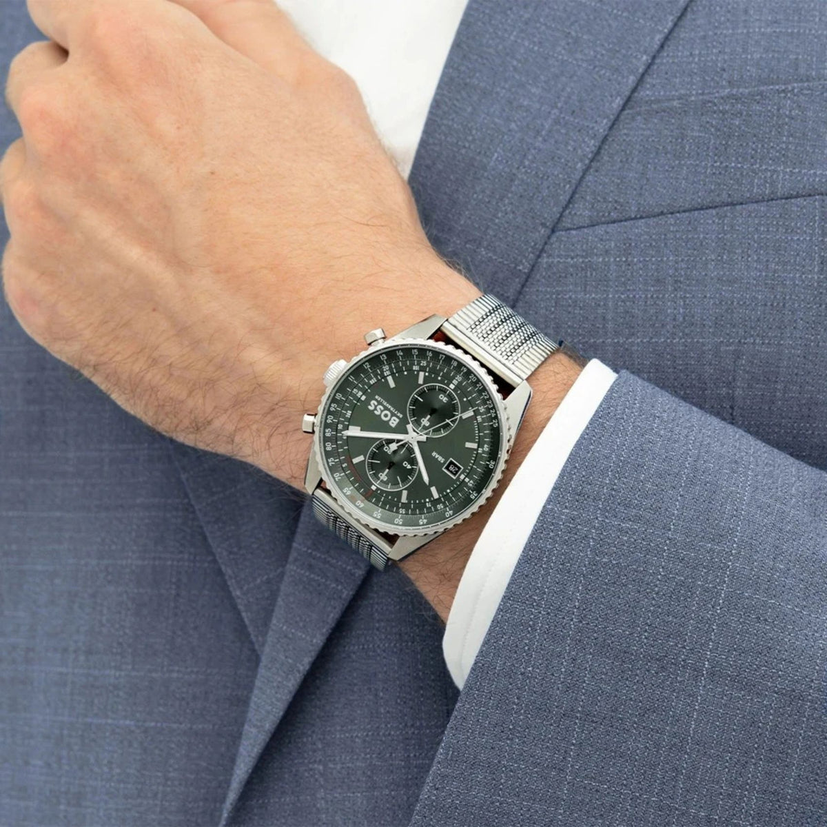 Ανδρικό ρολόι Boss Skytraveller 1514347 με ασημί μπρασελέ και πράσινο καντράν φορεμένο στον καρπό