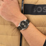 Ανδρικό ρολόι Boss Tourmaster 1514284 φορεμένο με μαύρο δερμάτινο λουράκι και μαύρο καντράν.