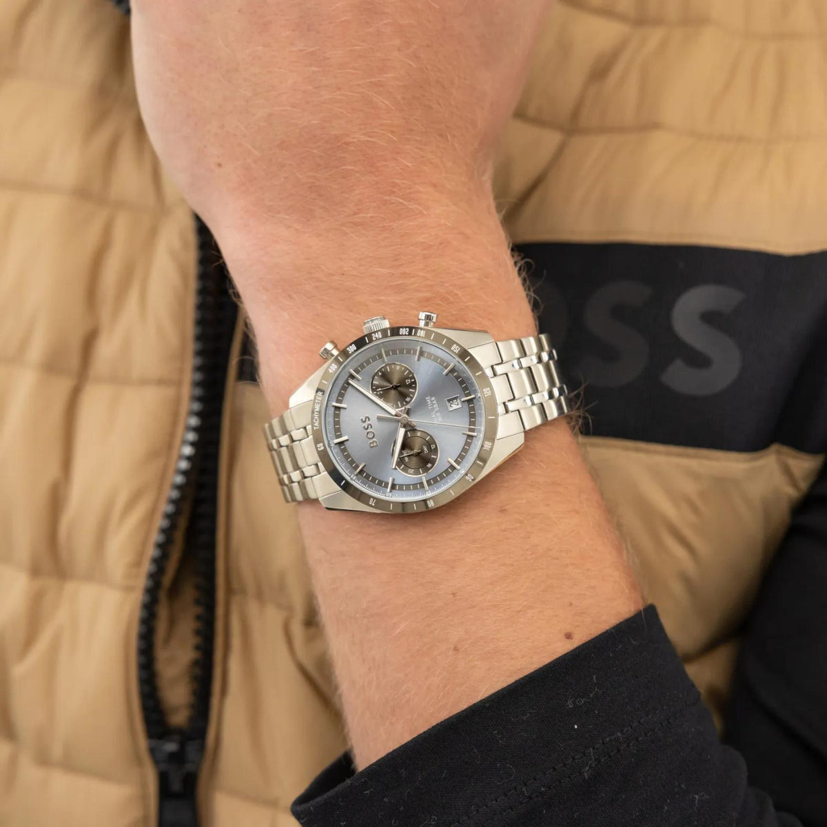 Ανδρικό ρολόι Boss Tourmaster 1514286 με ασημί μπρασελέ και μπλε καντράν φορεμένο στον καρπό