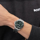 Ανδρικό ρολόι Boss Troper 1514294 φορεμένο με ασημί μπρασελέ από ανοξείδωτο ατσάλι και πράσινο καντράν.