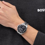 Ανδρικό ρολόι Boss Troper 1514295 φορεμένο με ασημί μπρασελέ από ανοξείδωτο ατσάλι και μαύρο καντράν.