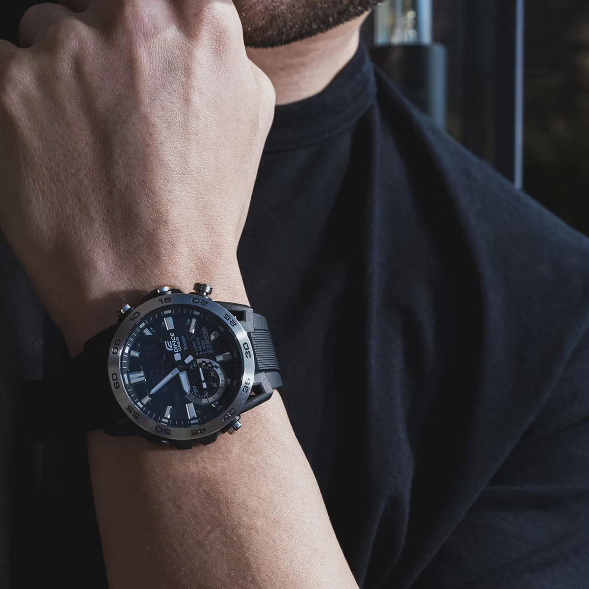 Ανδρικό ρολόι Casio Edifice ECB-40P-1AEF με μαύρο λουράκι και μαύρο καντράν φορεμένο στον καρπό
