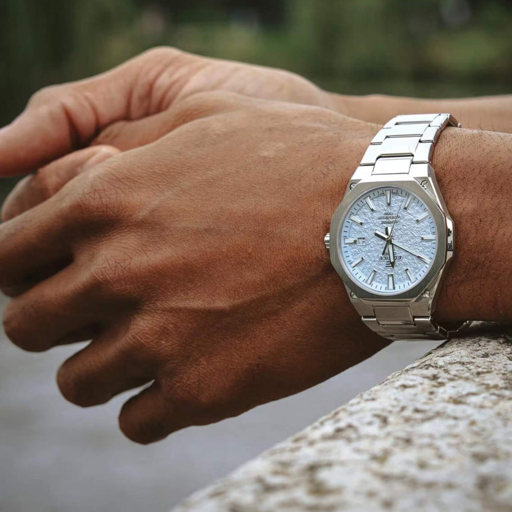 Ανδρικό ρολόι Casio Edifice EFR-S108DE-2AVUEF φορεμένο στον καρπό με ασημί ατσάλινο μπρασελέ και μαύρο καντράν 40mm.