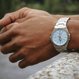 Ανδρικό ρολόι Casio Edifice EFR-S108DE-2AVUEF φορεμένο στον καρπό με ασημί ατσάλινο μπρασελέ και μαύρο καντράν 40mm.