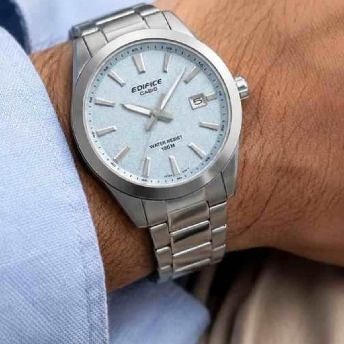 Ανδρικό ρολόι Casio Edifice EFV-160D-2BVEF με ασημί μπρασελέ και γαλάζιο καντράν φορεμένο στον καρπό