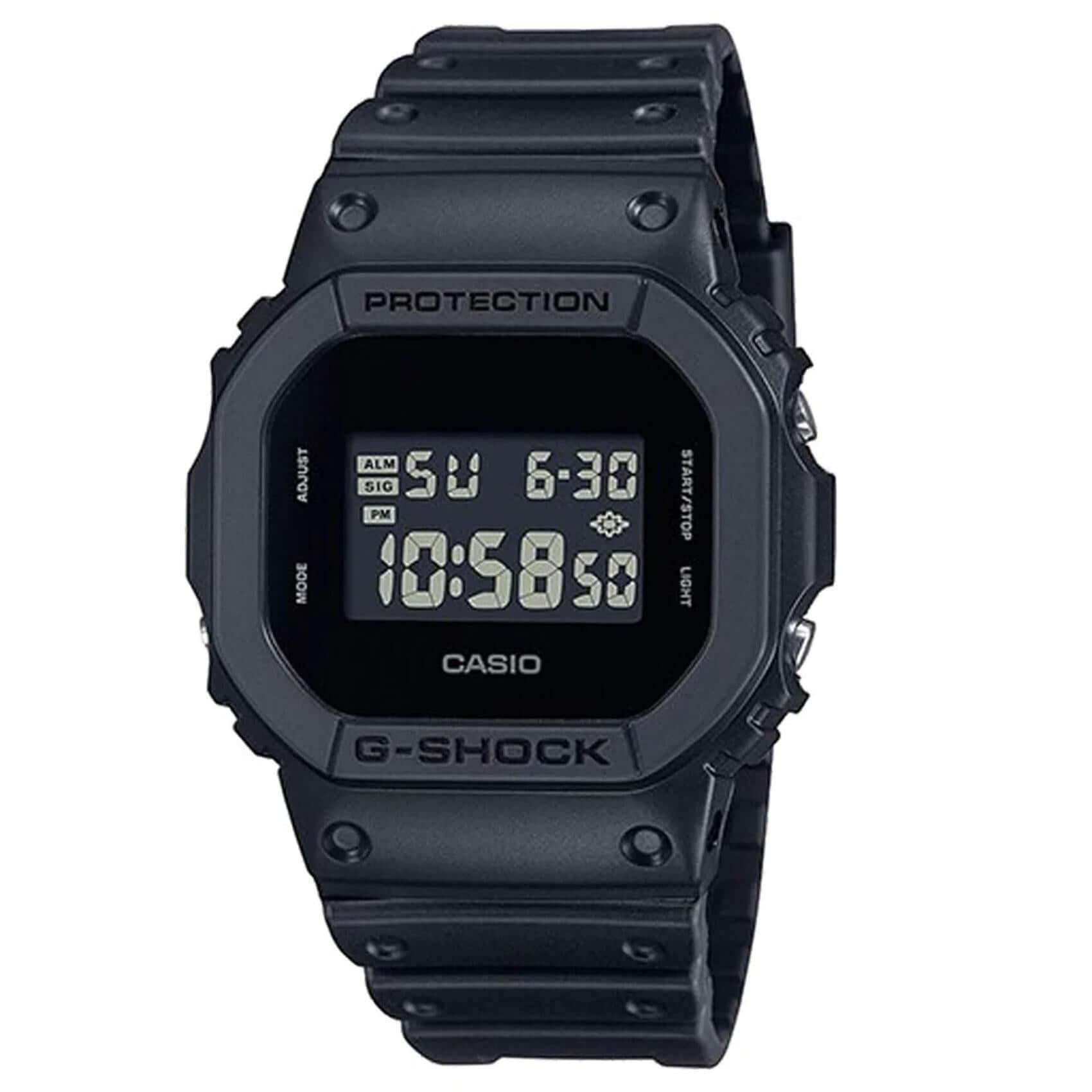 Ανδρικό ρολόι Casio G-Shock DW-5600UBB-1ER με μαύρο καουτσούκ λουράκι και μαύρο ψηφιακό καντράν σε τετράγωνο σχήμα.