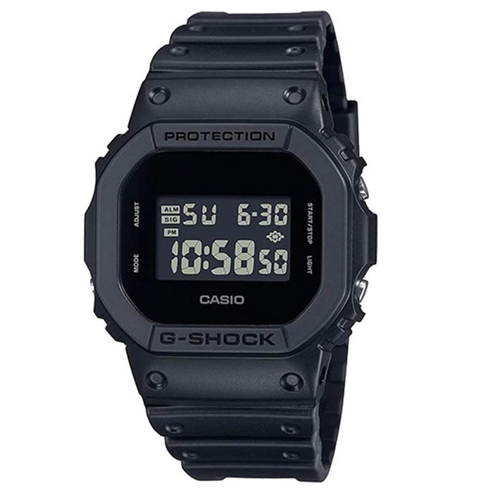 Ανδρικό ρολόι Casio G-Shock DW-5600UBB-1ER με μαύρο καουτσούκ λουράκι και μαύρο ψηφιακό καντράν σε τετράγωνο σχήμα.
