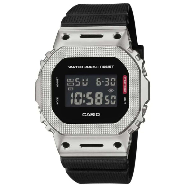 νδρικό ρολόι Casio G-SHOCK GM-5600M-1ER με μαύρο καουτσούκ λουράκι και μαύρο ψηφιακό καντράν 43.2 mm.
