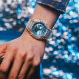 Ψηφιακό/αναλογικό ρολόι Casio G-shock GA-2100BM-7A2ER χρονογράφος με διάφανο καουτσούκ λουράκι και γαλάζιο καντράν 45,4 mm-φορεμένο.