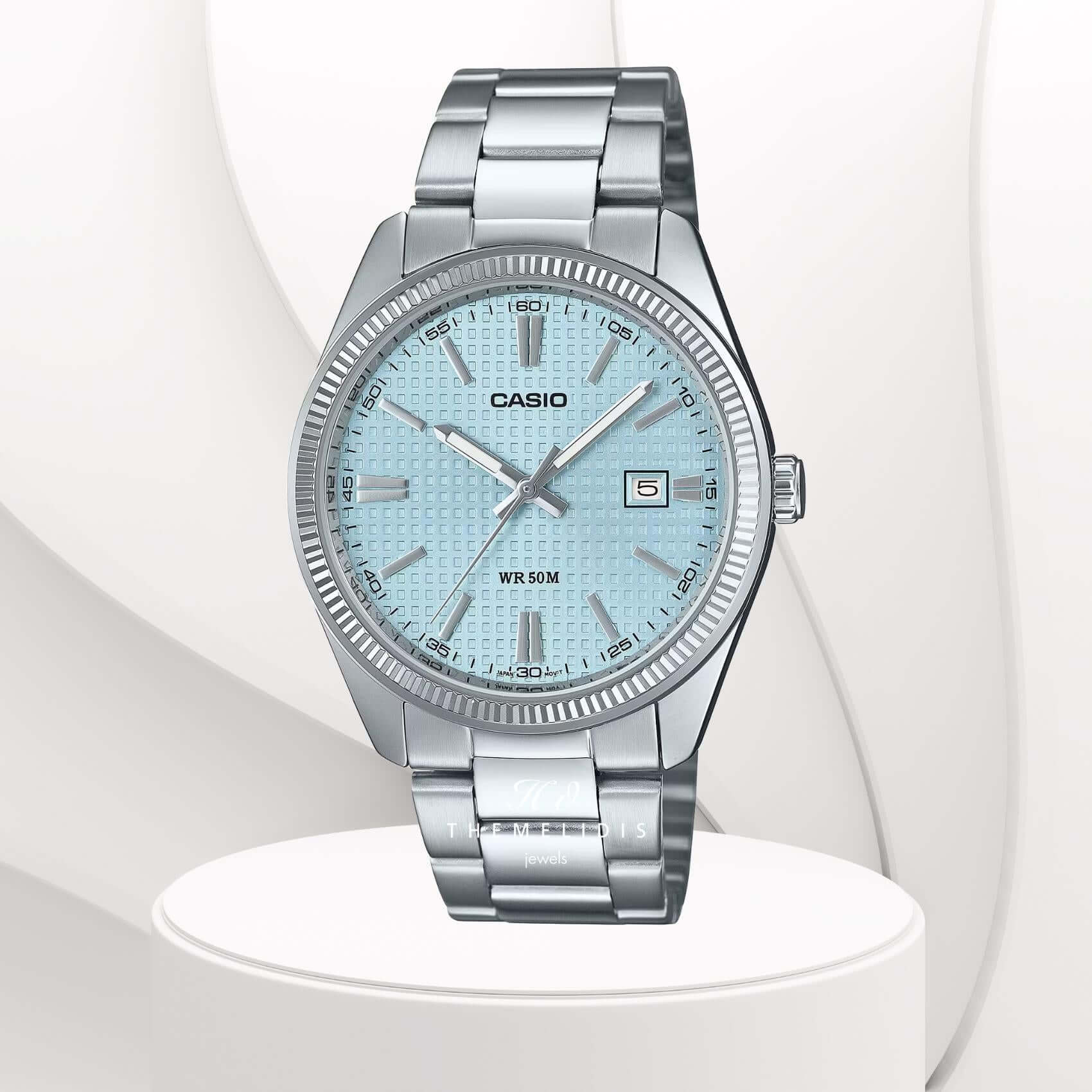 Ανδρικό ρολόι Casio Standard MTP-1302PE-2AV με ασημί ατσάλινο μπρασελέ και γαλάζιο καντραν με ημερομηνία 44mm-σε φόντο.
