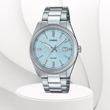 Ανδρικό ρολόι Casio Standard MTP-1302PE-2AV με ασημί ατσάλινο μπρασελέ και γαλάζιο καντραν με ημερομηνία 44mm-σε φόντο.