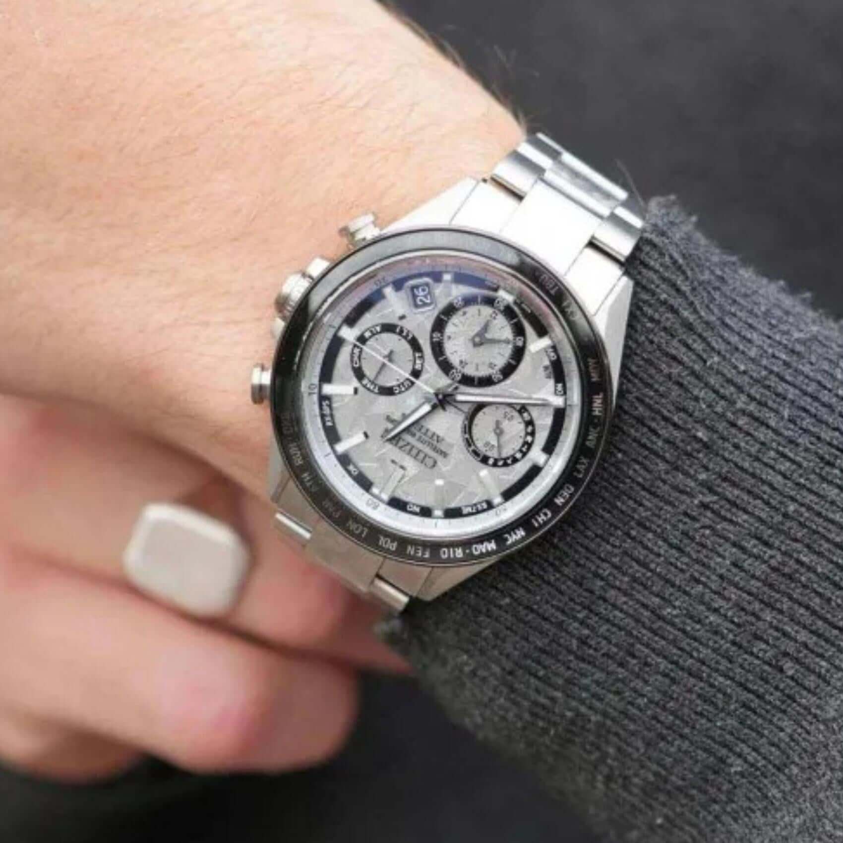 Ανδρικό ρολόι Citizen Attesa CC4076-65A Limited Edition φορεμένο με ασημί μπρασελέ από Super Titanium, ασημί καντράν και οκταγωνική κεραμική στεφάνη.