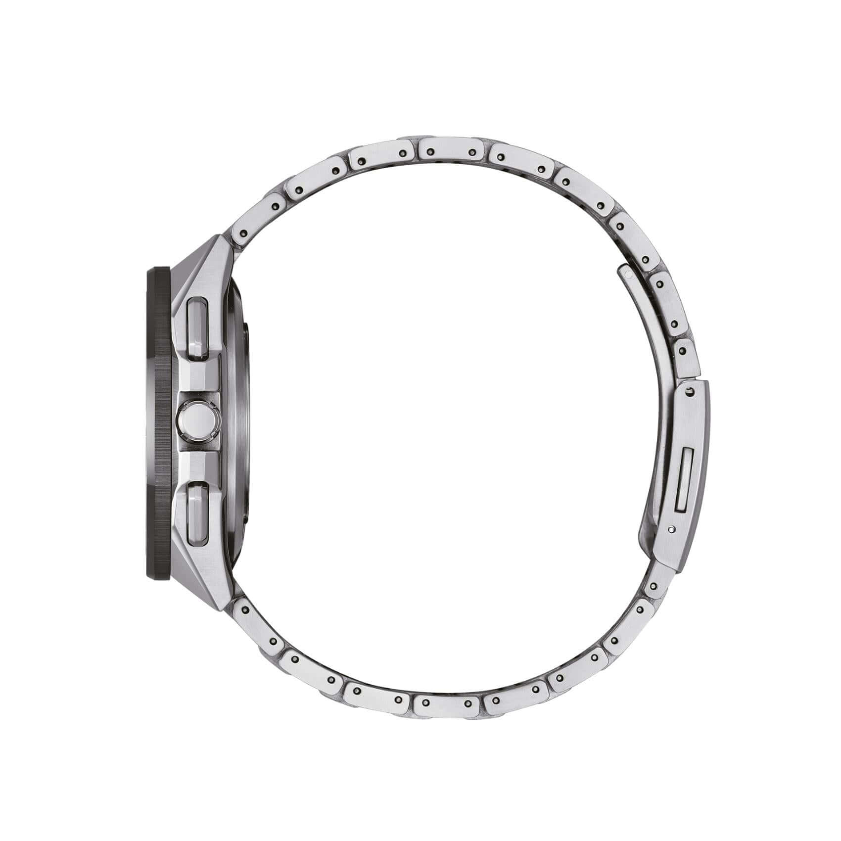 Ασημί μπρασελέ του ανδρικού ρολογιού Citizen Attesa CC4104-53E από Super Titanium με κούμπωμα ασφαλείας.