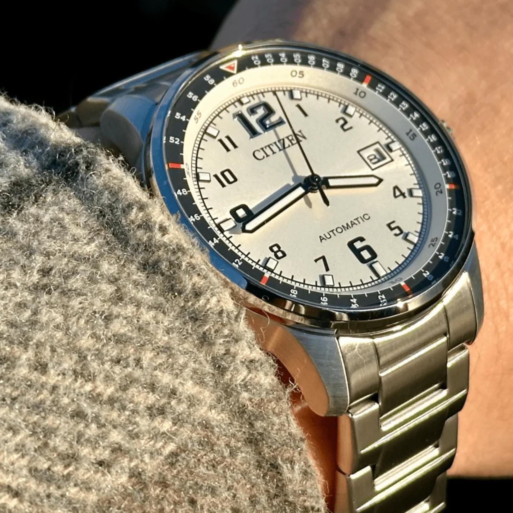 Ανδρικό ρολόι Citizen NJ0190-51A με ασημί μπρασελέ και ασημί καντράν φορεμένο στον καρπό