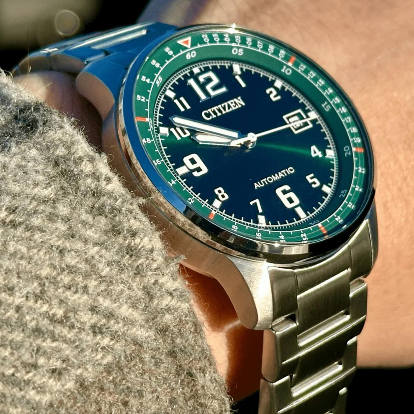 Ανδρικό αυτόματο ρολόι Citizen NJ0190-51X με ασημί μπρασελέ και πράσινο καντράν φορεμένο στον καρπό