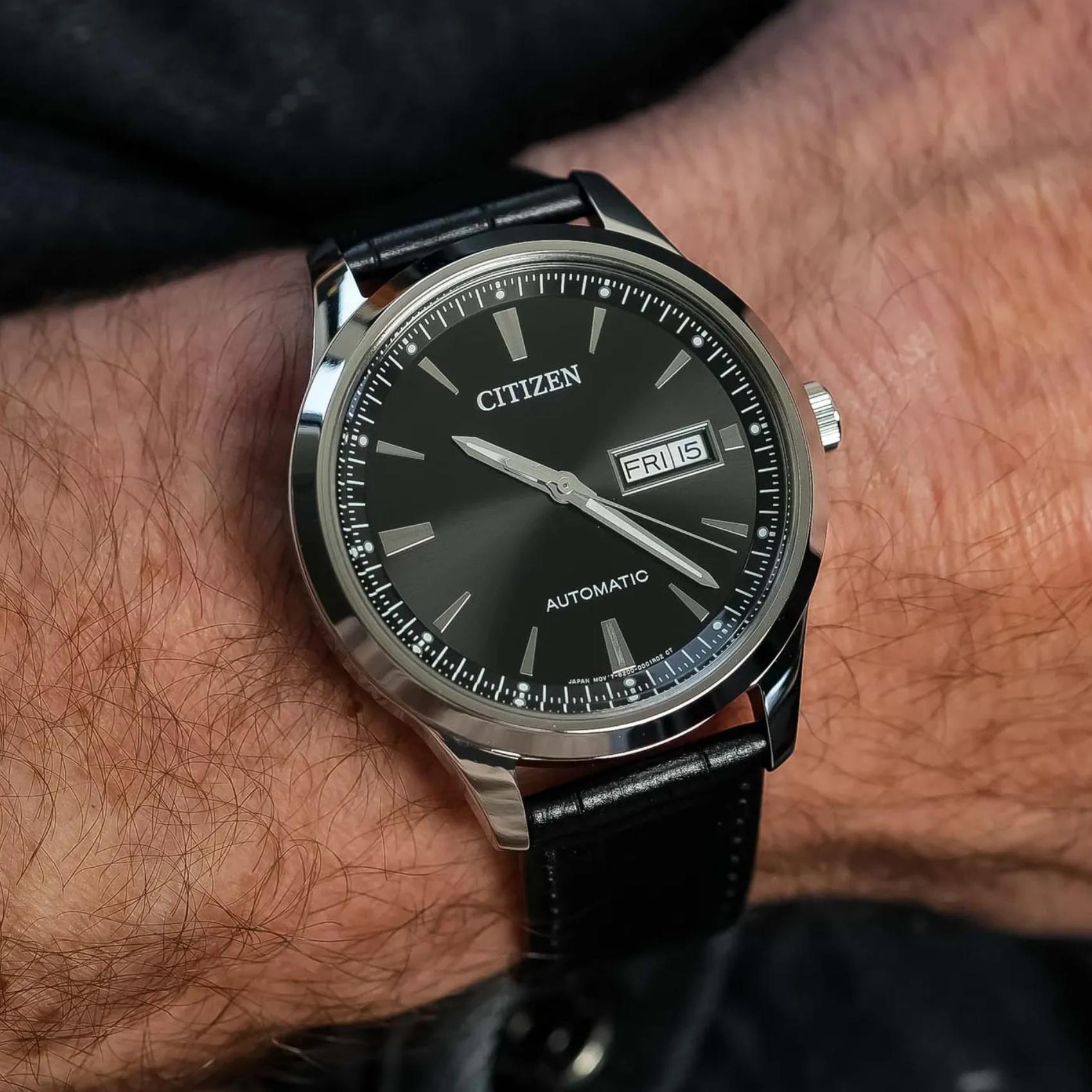 Ανδρικό αυτόματο ρολόι Citizen NY4058-01EE με μαύρο λουράκι και μαύρο καντράν φορεμένο στον καρπό
