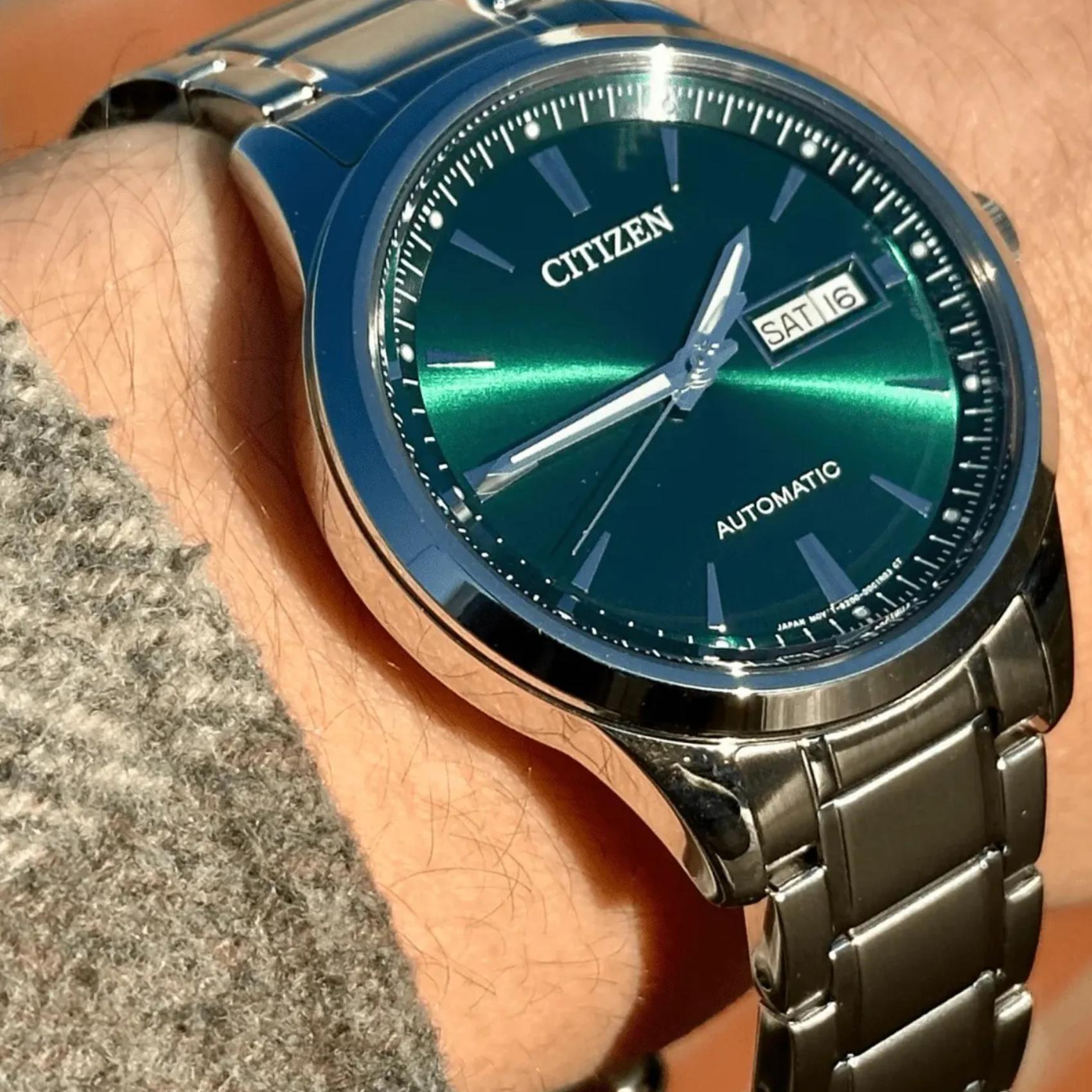 Ανδρικό ρολόι αυτόματο Citizen NY4058-79XE με ασημί μπρασελέ και πράσινο καντράν φορεμένο στον καρπό