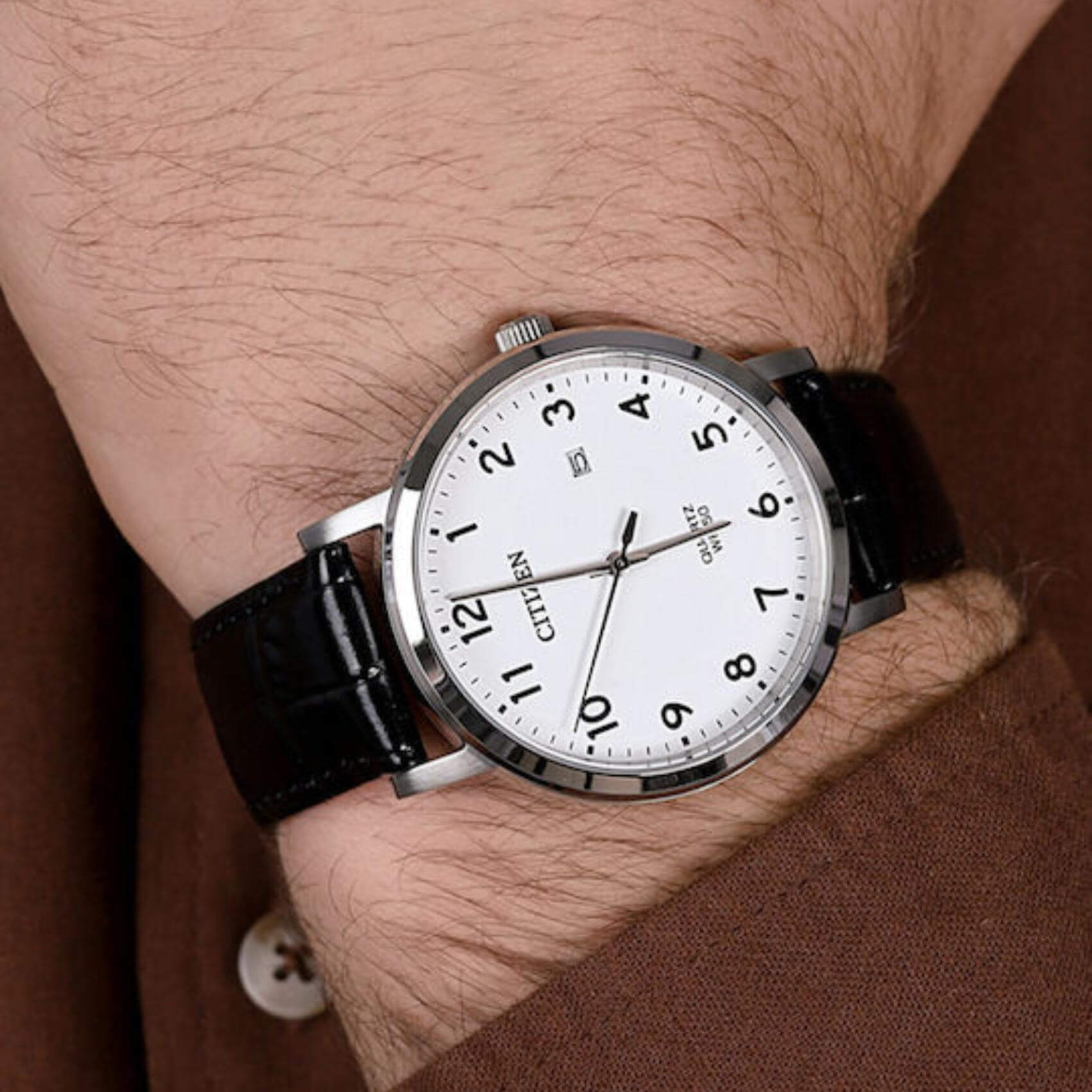 Ανδρικό ρολόι Citizen BI5070-06A φορεμένο στον καρπό με μαύρο δερμάτινο λουράκι.