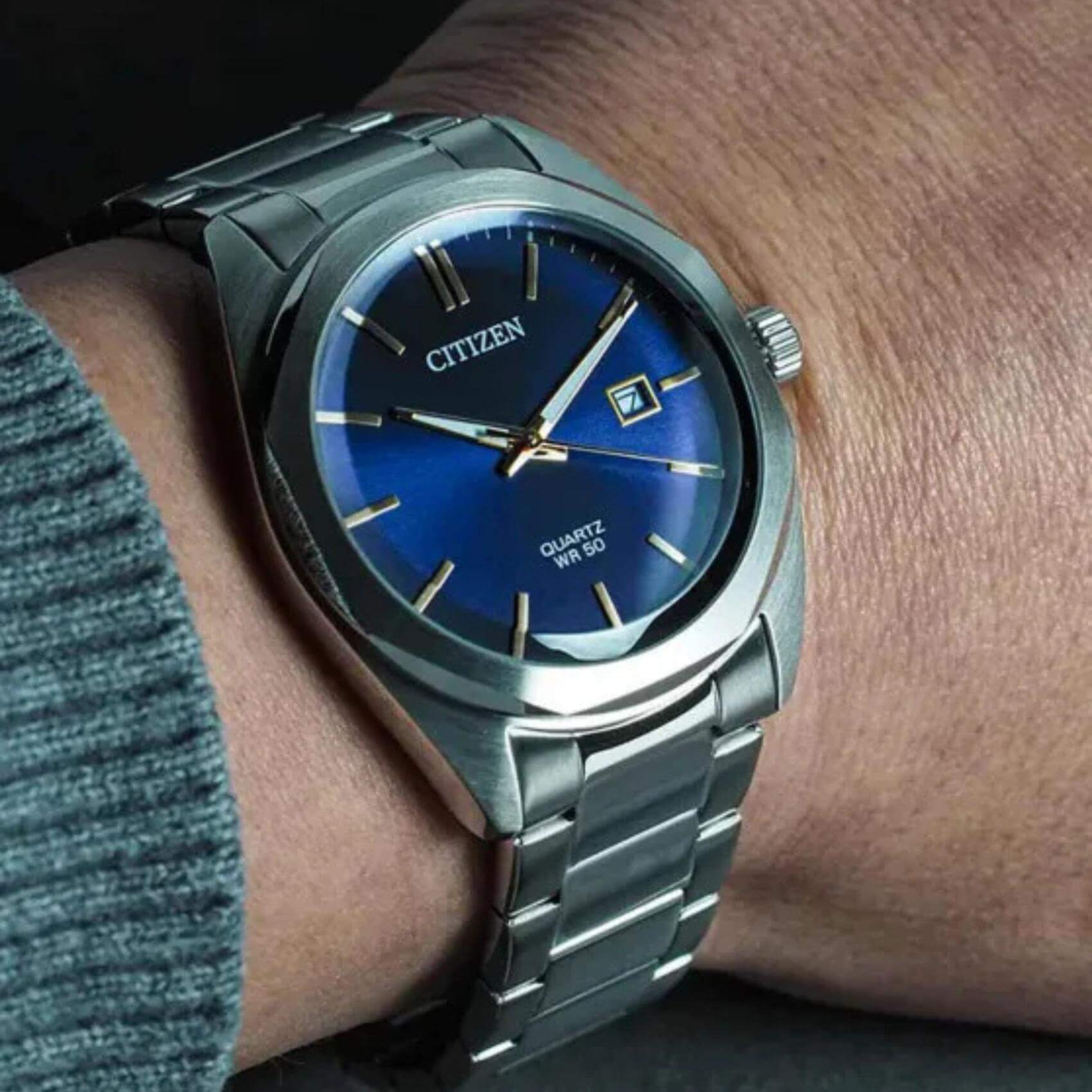 Ανδρικό ρολόι Citizen BI5110-54H φορεμένο στον καρπό με ασημί μπρασελέ από ανοξείδωτο ατσάλι.
