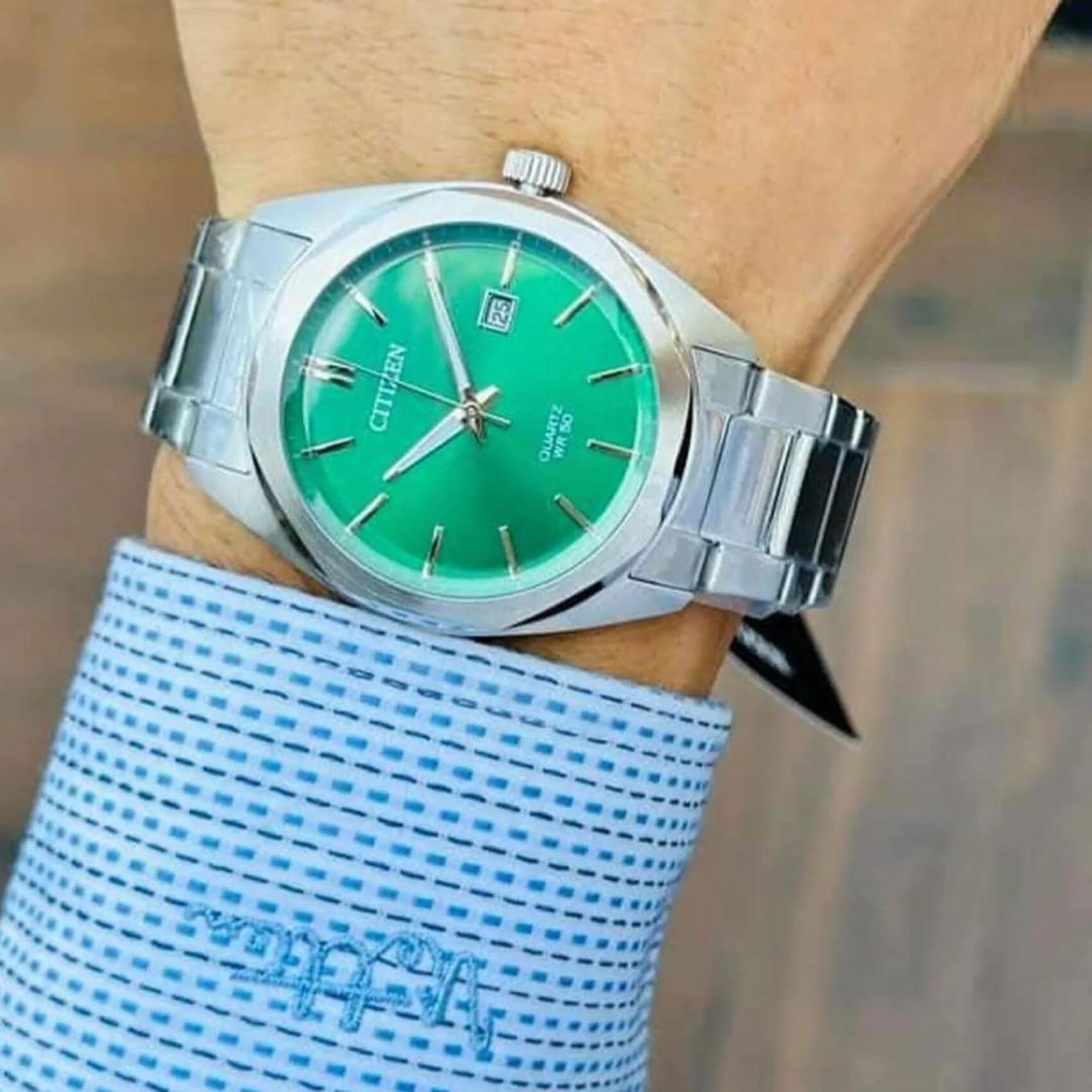 Ανδρικό ρολόι Citizen BI5110-54X φορεμένο στον καρπό με ασημί μπρασελέ από ανοξείδωτο ατσάλι.