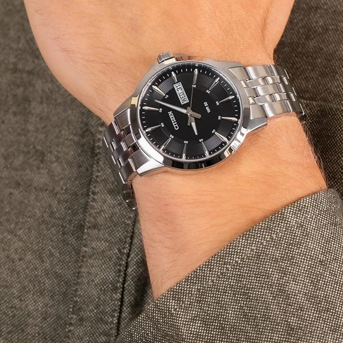 Ανδρικό ρολόι Citizen Classic BF2011-51EE με ασημί μπρασελέ και μαύρο καντράν φορεμένο στον καρπό