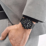Ανδρικό ρολόι Citizen Eco-Drive CA0695-84E φορεμένο με μαύρο μπρασελέ και μαύρο καντράν.