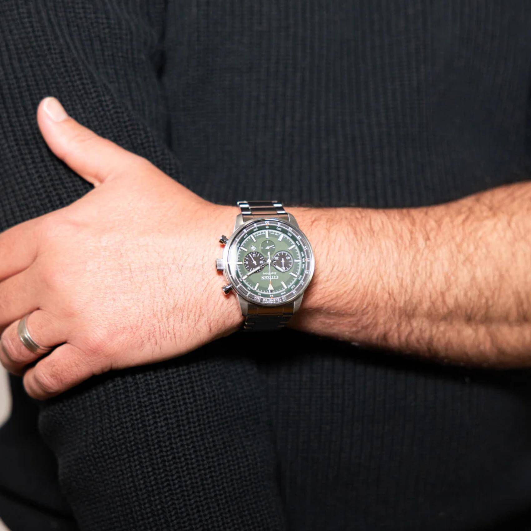 Ανδρικό ρολόι Citizen Eco-Drive CA4500-91X φορεμένο στον καρπό με ασημί μπρασελέ από ανοξείδωτο ατσάλι.
