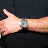 Ανδρικό ρολόι Citizen Eco-Drive CA4500-91X φορεμένο στον καρπό με ασημί μπρασελέ από ανοξείδωτο ατσάλι.