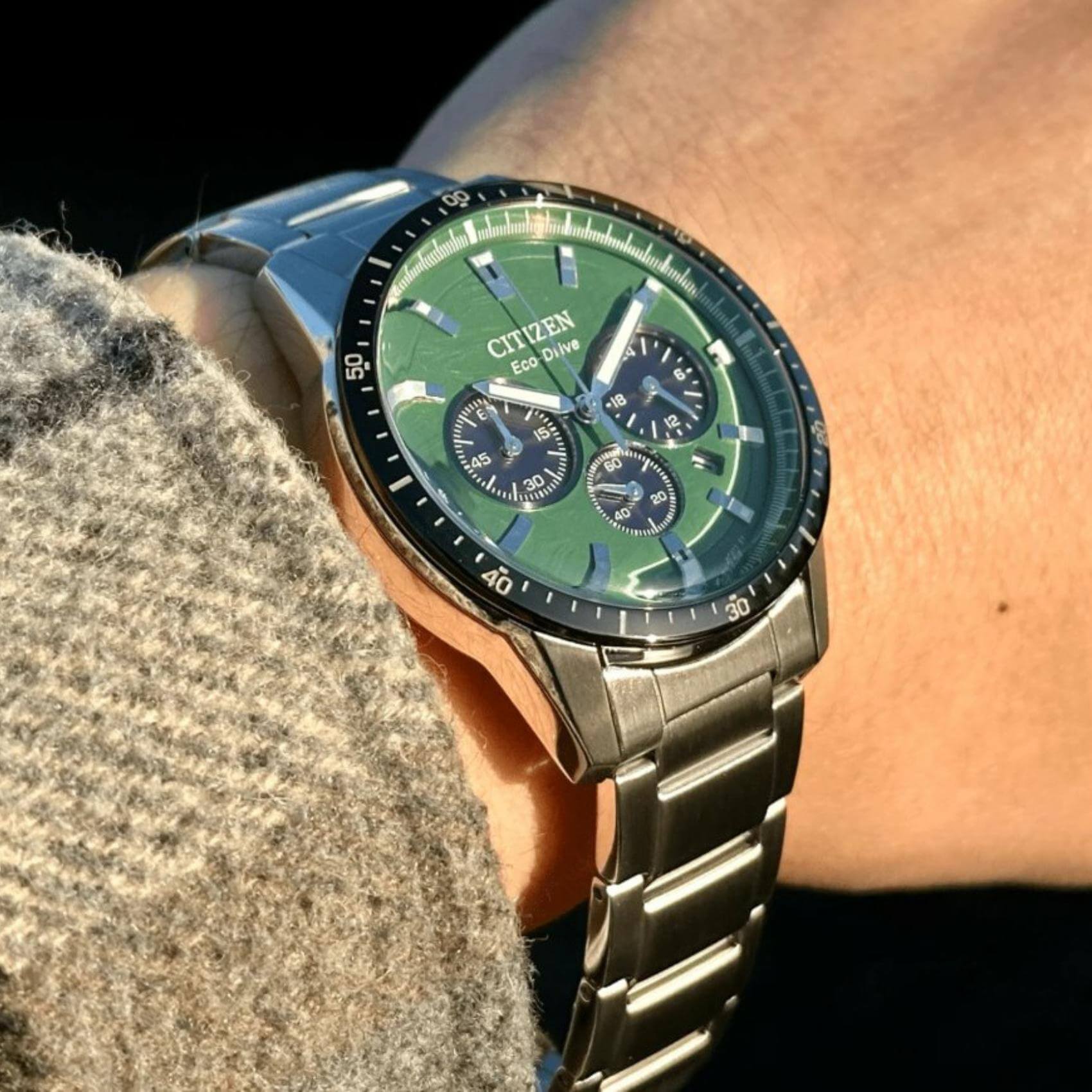Ανδρικό ρολόι Citizen Eco-Drive CA4624-56X φορεμένο στον καρπό με ασημί μπρασελέ από ανοξείδωτο ατσάλι.