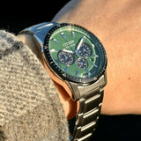 Ανδρικό ρολόι Citizen Eco-Drive CA4624-56X φορεμένο στον καρπό με ασημί μπρασελέ από ανοξείδωτο ατσάλι.