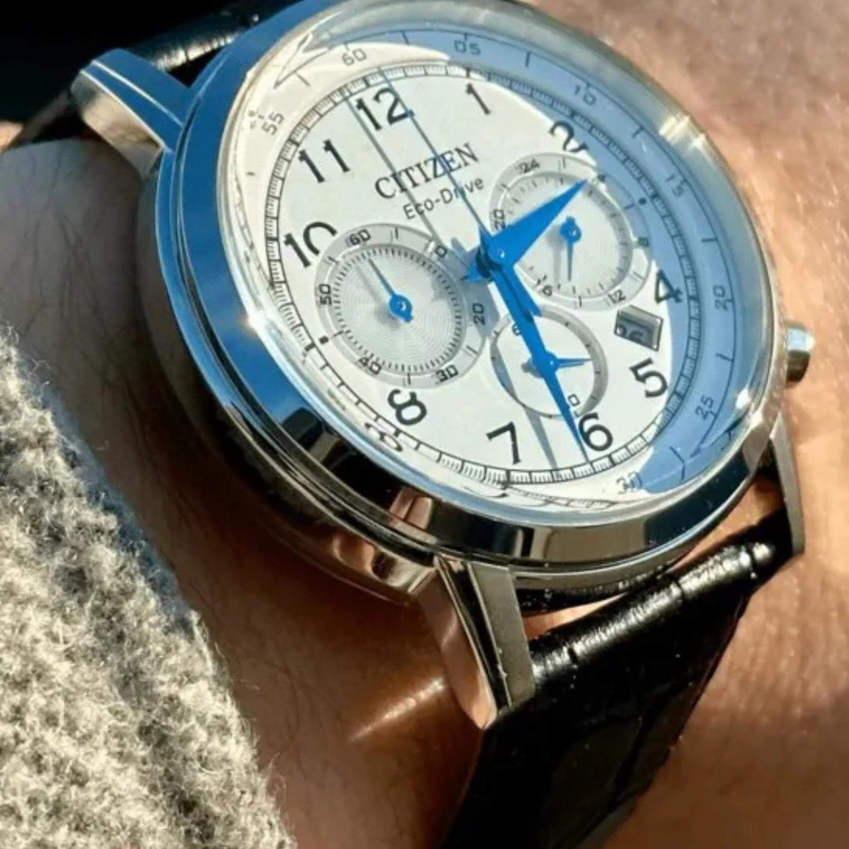 Ανδρικό ρολόι Citizen Eco-Drive CA4630-02A φορεμένο στον καρπό με μαύρο δερμάτινο λουράκι.