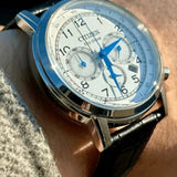 Ανδρικό ρολόι Citizen Eco-Drive CA4630-02A φορεμένο στον καρπό με μαύρο δερμάτινο λουράκι.