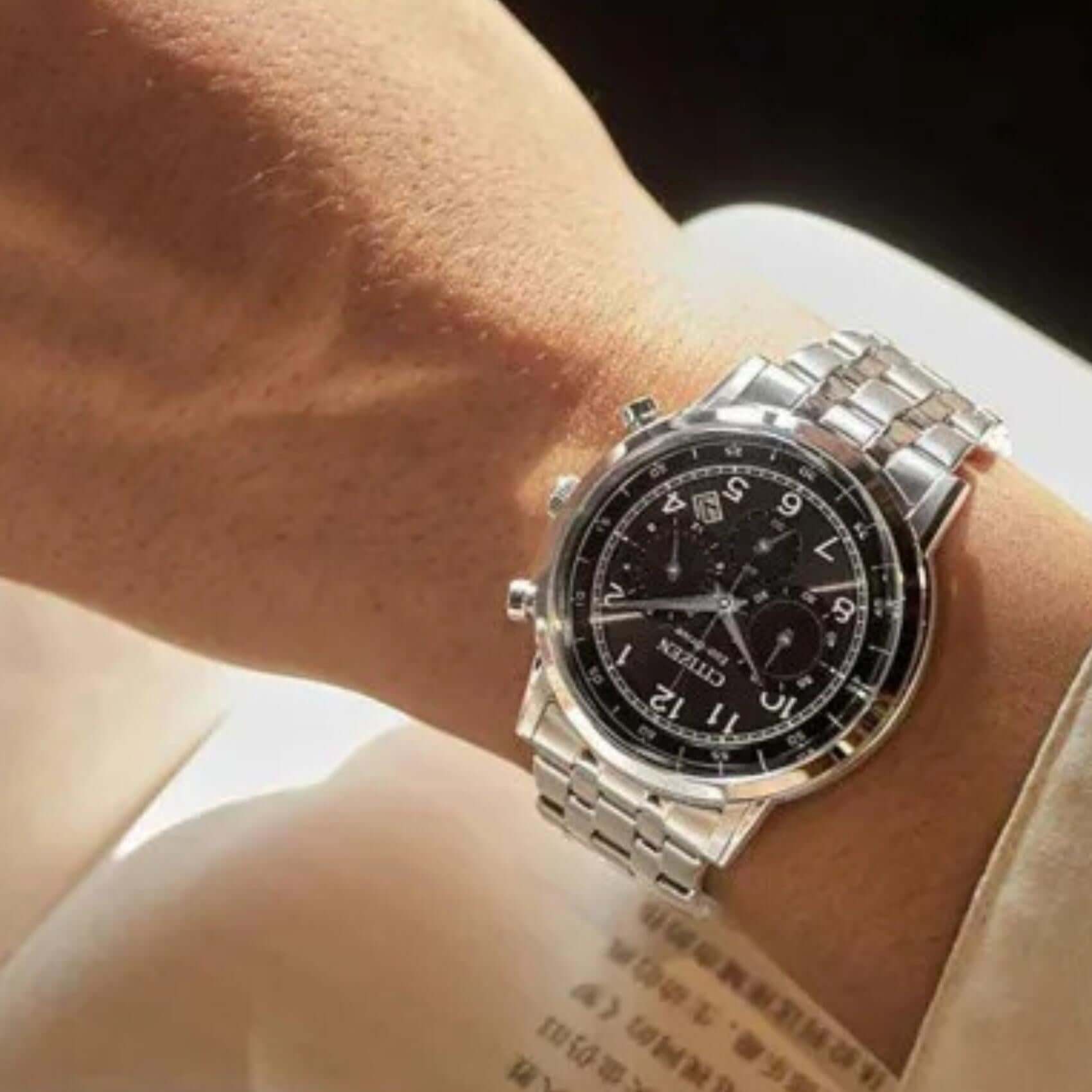 Ανδρικό ρολόι Citizen Eco-Drive CA4630-53E φορεμένο στον καρπό με ασημί μπρασελέ από ανοξείδωτο ατσάλι.