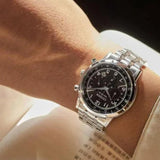 Ανδρικό ρολόι Citizen Eco-Drive CA4630-53E φορεμένο στον καρπό με ασημί μπρασελέ από ανοξείδωτο ατσάλι.