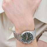 Ανδρικό ρολόι Citizen Eco-Drive CA4640-50X φορεμένο στον καρπό με ασημί μπρασελέ από ανοξείδωτο ατσάλι.
