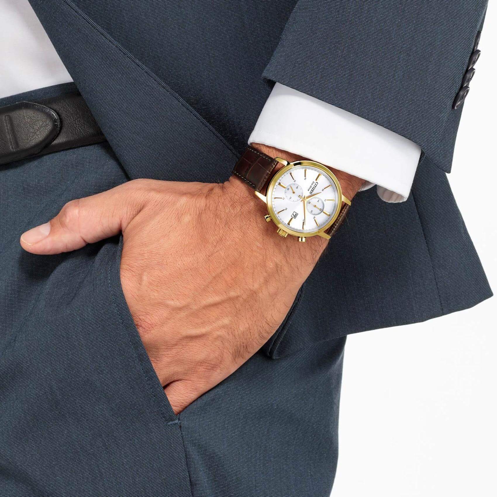 Ανδρικό ρολόι Citizen Eco-Drive CA7062-15A φορεμένο στον καρπό με καφέ δερμάτινο λουράκι.