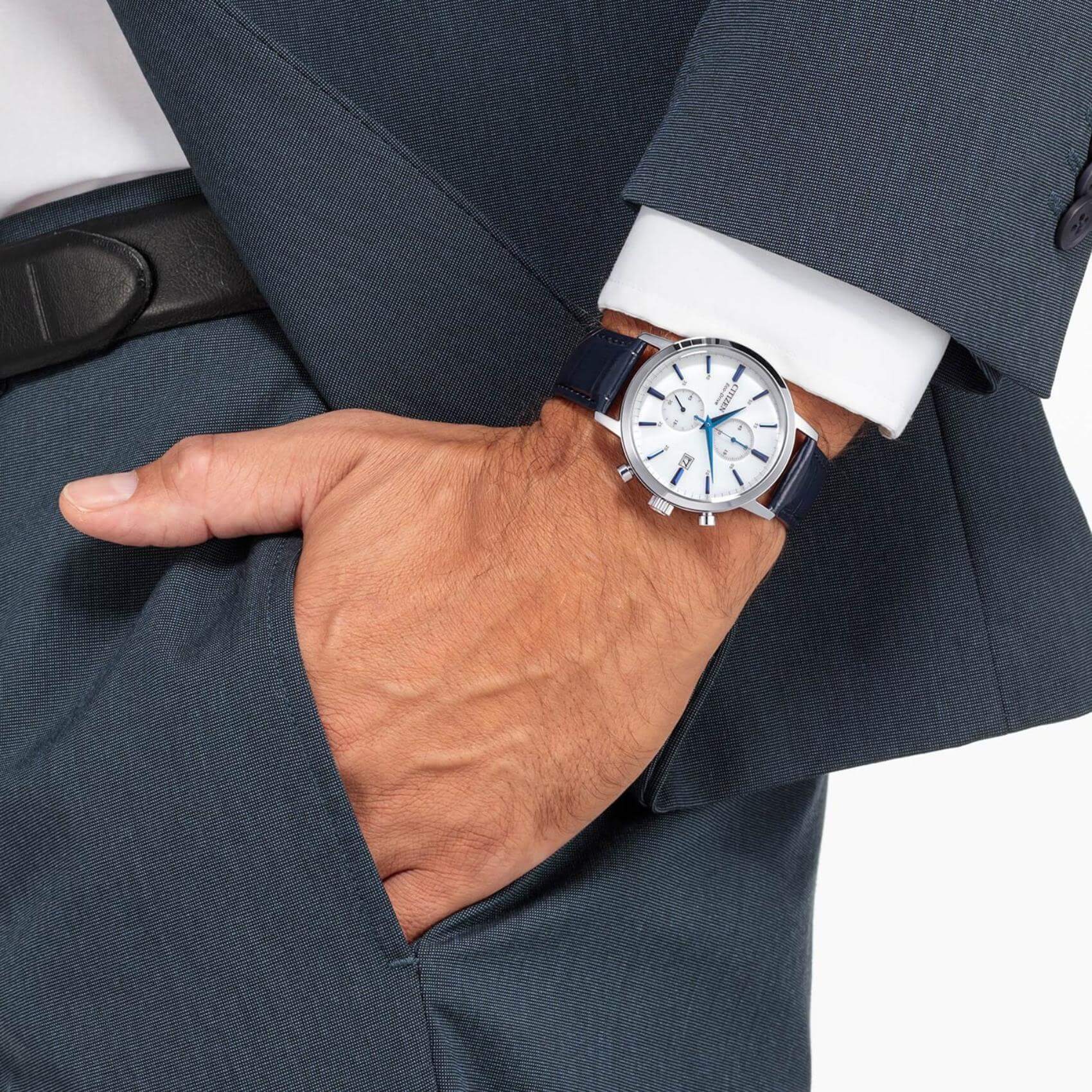 Ανδρικό ρολόι Citizen Eco-Drive CA7069-16A φορεμένο στον καρπό με μπλε δερμάτινο λουράκι.