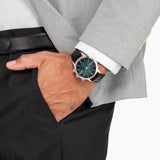 Ανδρικό ρολόι Citizen Eco-Drive CA7069-24X φορεμένο στον καρπό με μαύρο δερμάτινο λουράκι.