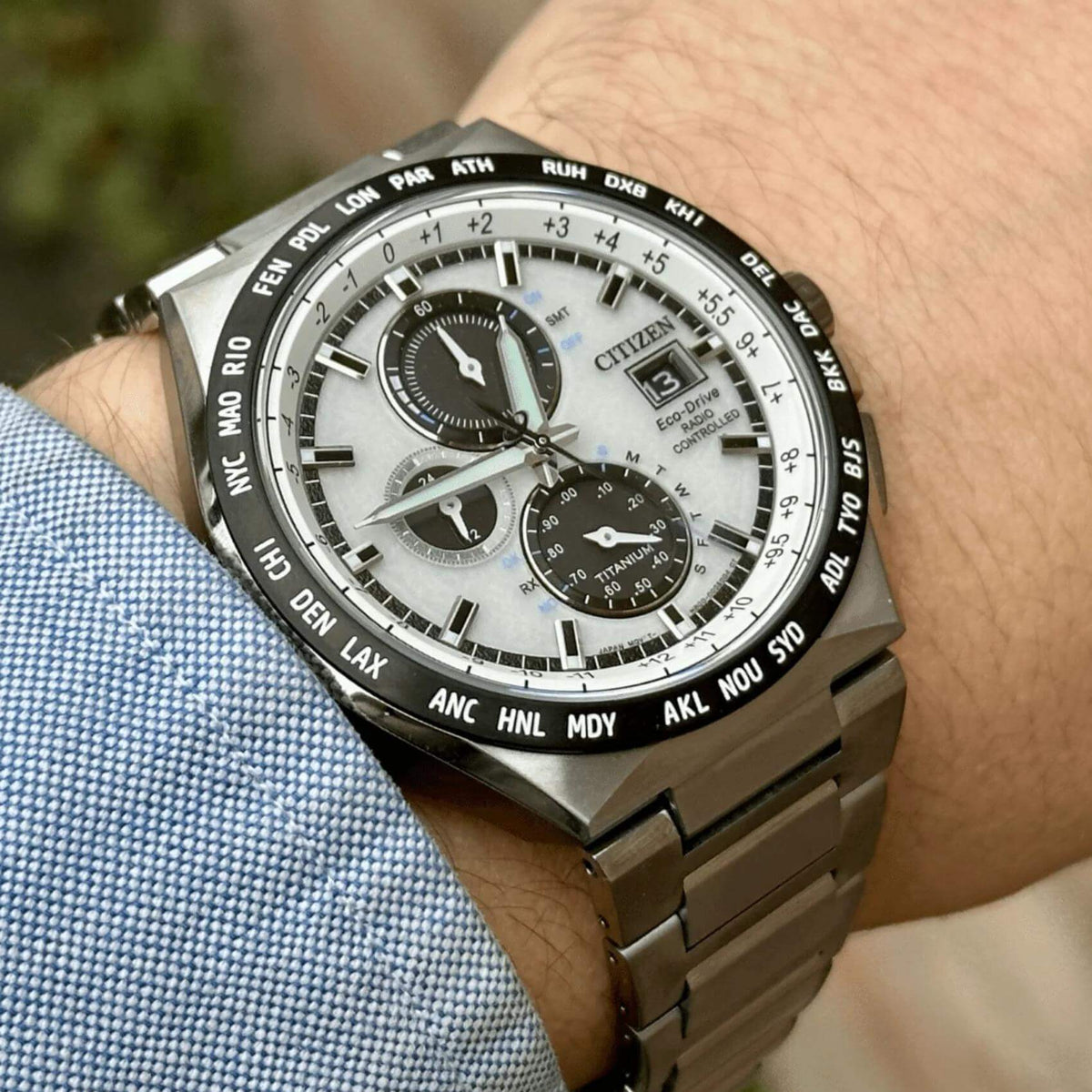 Ανδρικό ρολόι Citizen Eco-Drive Radio Controlled AT8238-84A φορεμένο με ασημί μπρασελέ και λευκό καντράν.