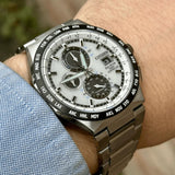 Ανδρικό ρολόι Citizen Eco-Drive Radio Controlled AT8238-84A φορεμένο με ασημί μπρασελέ και λευκό καντράν.