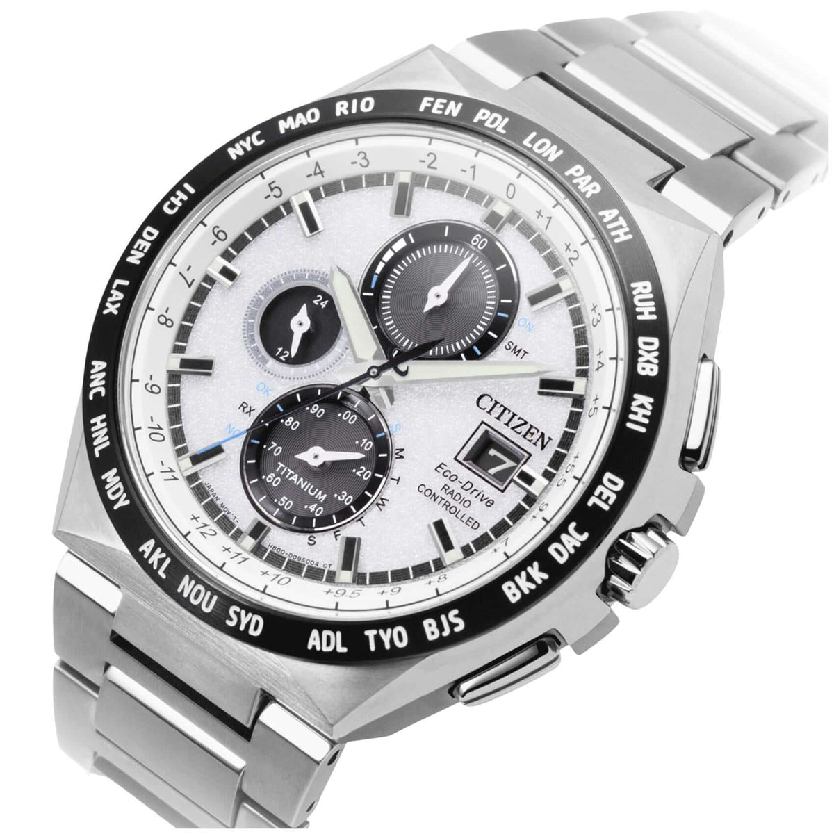 Λευκό καντράν 43.5mm του ανδρικού ρολογιού Citizen Eco-Drive Radio Controlled AT8238-84A με χρονογράφο, παγκόσμια ώρα και αχάρακτο ζαφείρι.