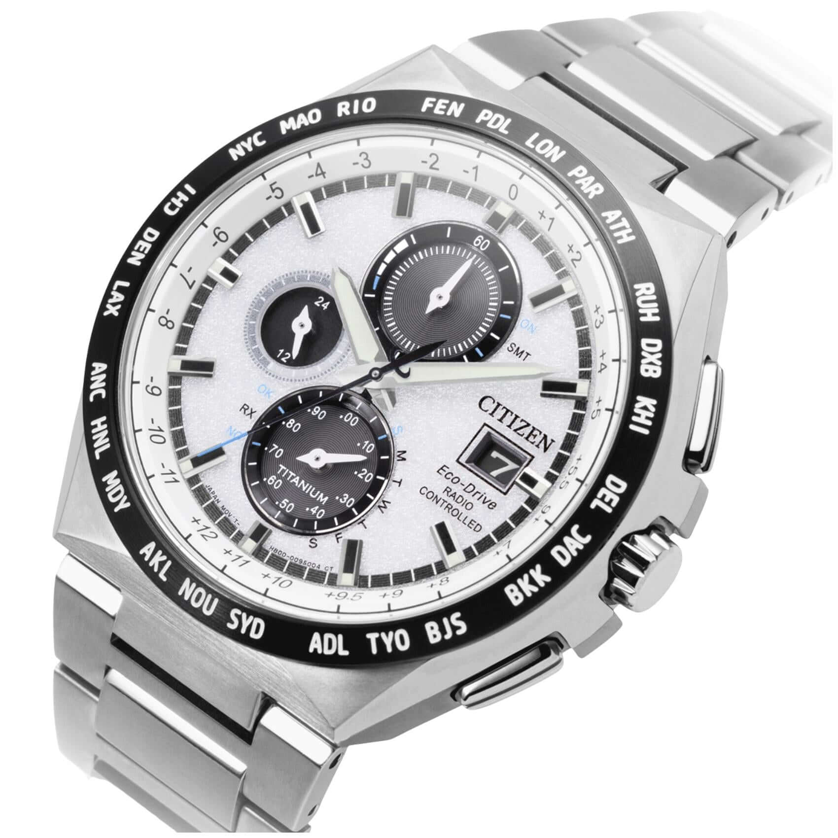 Λευκό καντράν 43.5mm του ανδρικού ρολογιού Citizen Eco-Drive Radio Controlled AT8238-84A με χρονογράφο, παγκόσμια ώρα και αχάρακτο ζαφείρι.